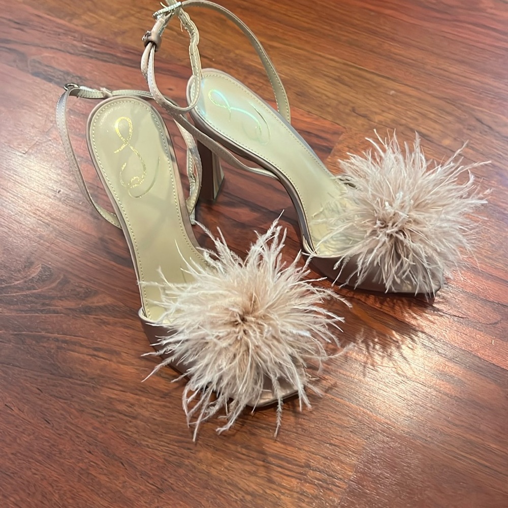 Blush shoes with feathers